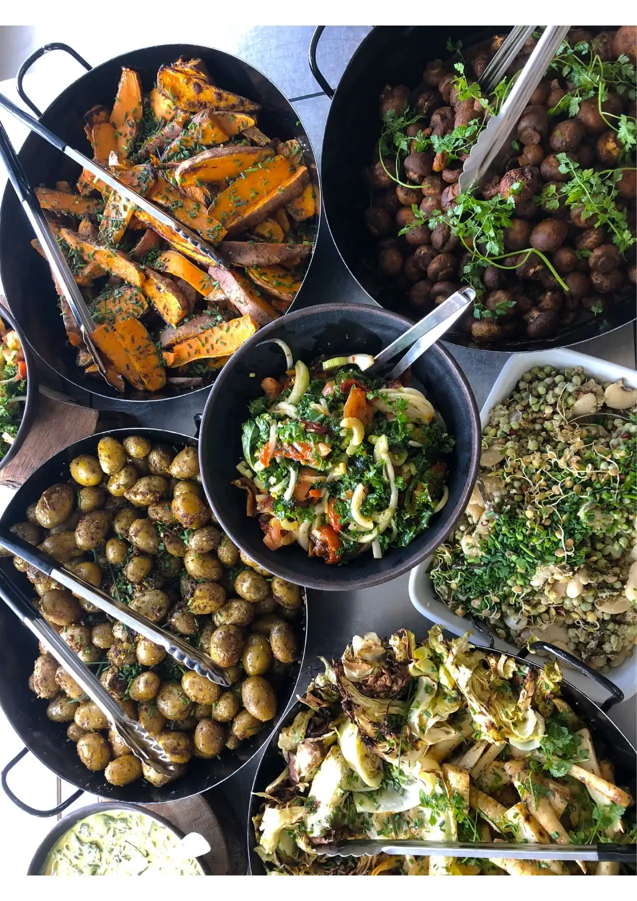 Frokostbuffet med flere fade og skåle til arbejdspladsen