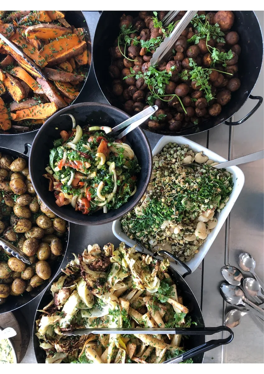 Buffet med kartofler, grøntsager, salater og dip til frokost
